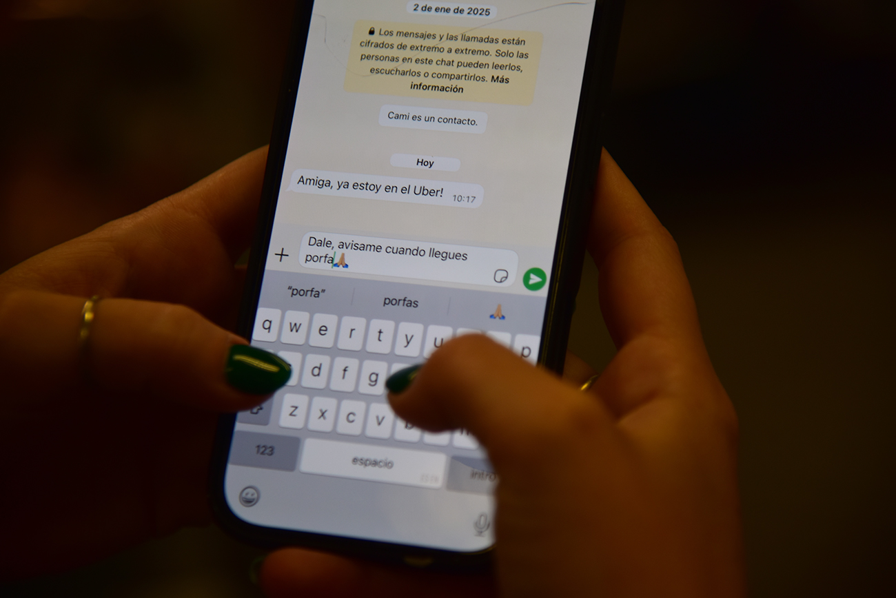Tener miedo a caminar solas, a recibir comentarios o miradas, viajar en alerta, también es violencia. (Pedro Castillo/La Voz)
