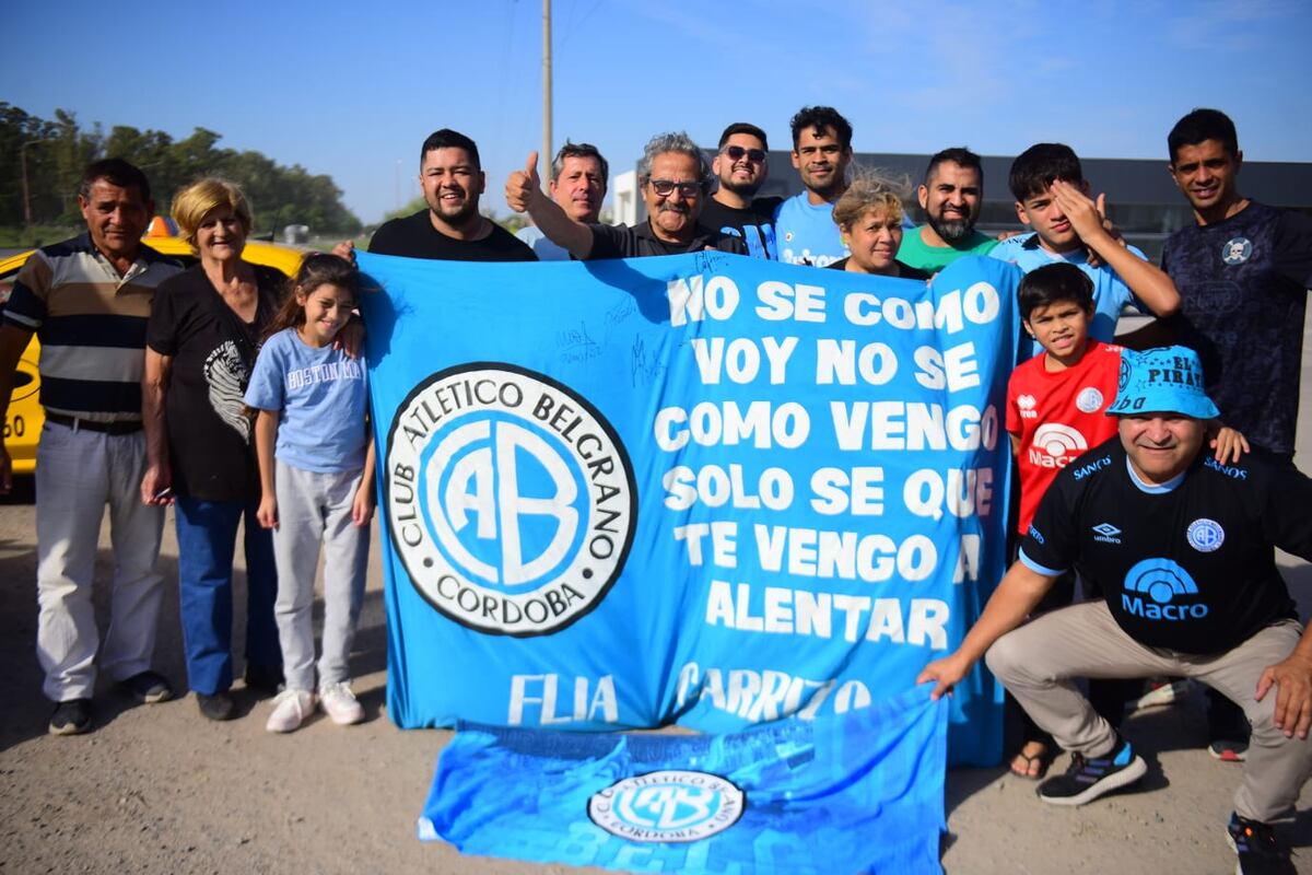 Hinchas de Belgrano copando la ruta para ir a Rafaela y asistir al partido con Real Pilar por los 32avos de final de la Copa Argentina. (José Gabriel Hernández / La Voz)