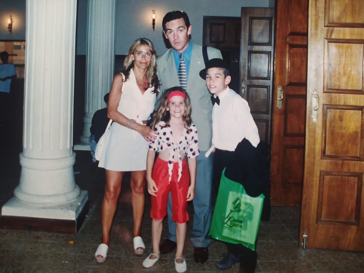 Nora, Marcelo, Valentina y Facundo, luego de una fiesta de disfraces. (Gentileza Valentina Macarrón)