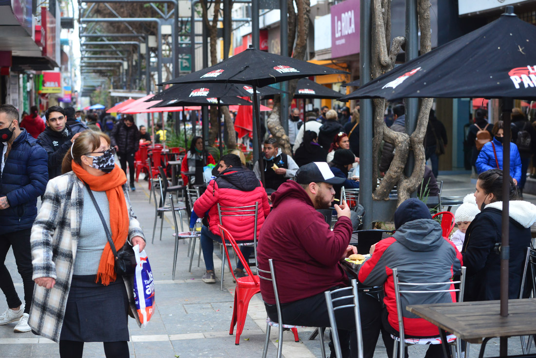Los puntos de comida rápida en la Peatonal siguen siendo un atractivo, aunque con menos clientes. (Nicolás Bravo)