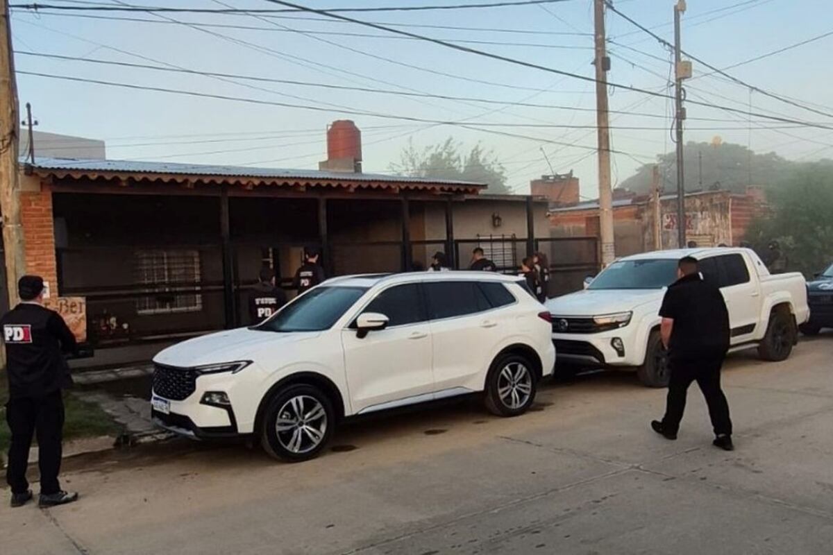 Así fue el allanamiento en la casa del exjugador de Talleres en Santa Fe: qué se llevó la Policía. (Gentileza)