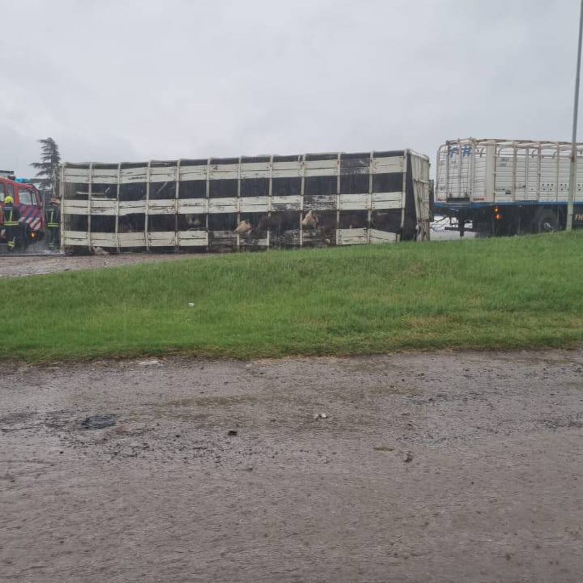 Un camión con acoplado perdió el control y terminó tumbado en la carpeta asfáltica.