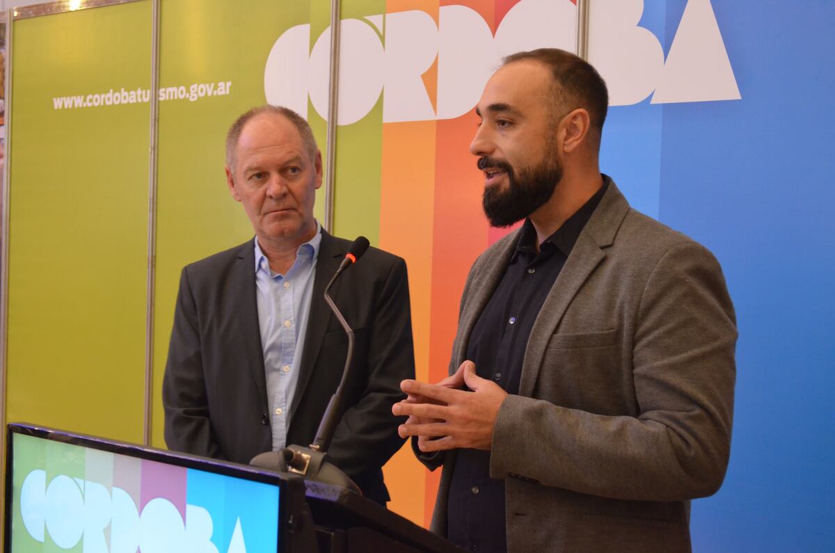 Acuerdo ACAV-La Voz. El presidente de la Asociación Cordobesa de Agentes de Viajes, Jorge Sartori y el gerente comercial y de marketing de La Voz, Sebastián Lazcano, sellaron un compromiso de colaboración. (Gentileza: Redacción Voy)
