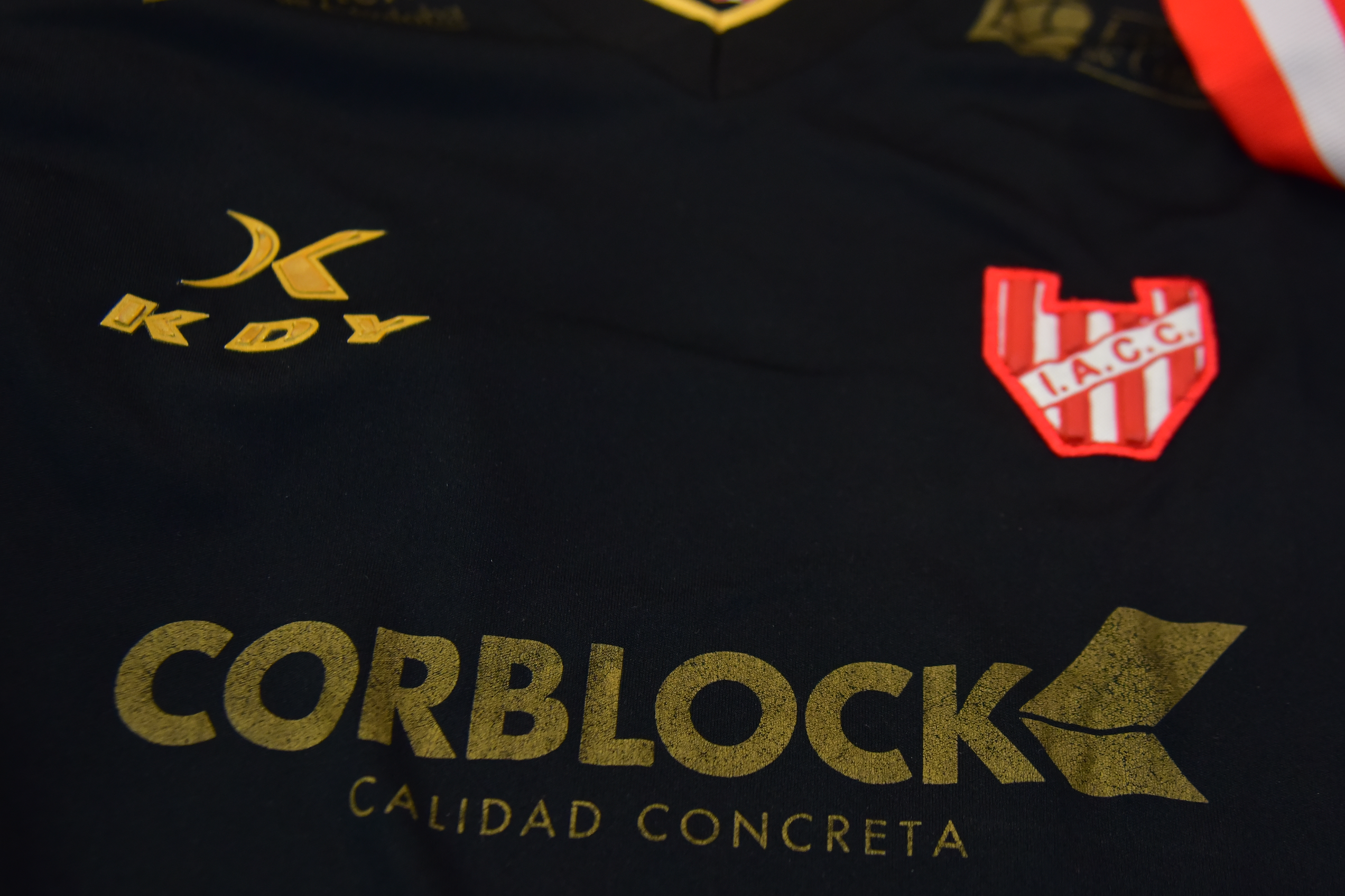 Eric Carreras, coleccionista de camisetas de Instituto, muestra algunas de sus joyas en La Voz del Interior. (Javier Ferreyra / La Voz)