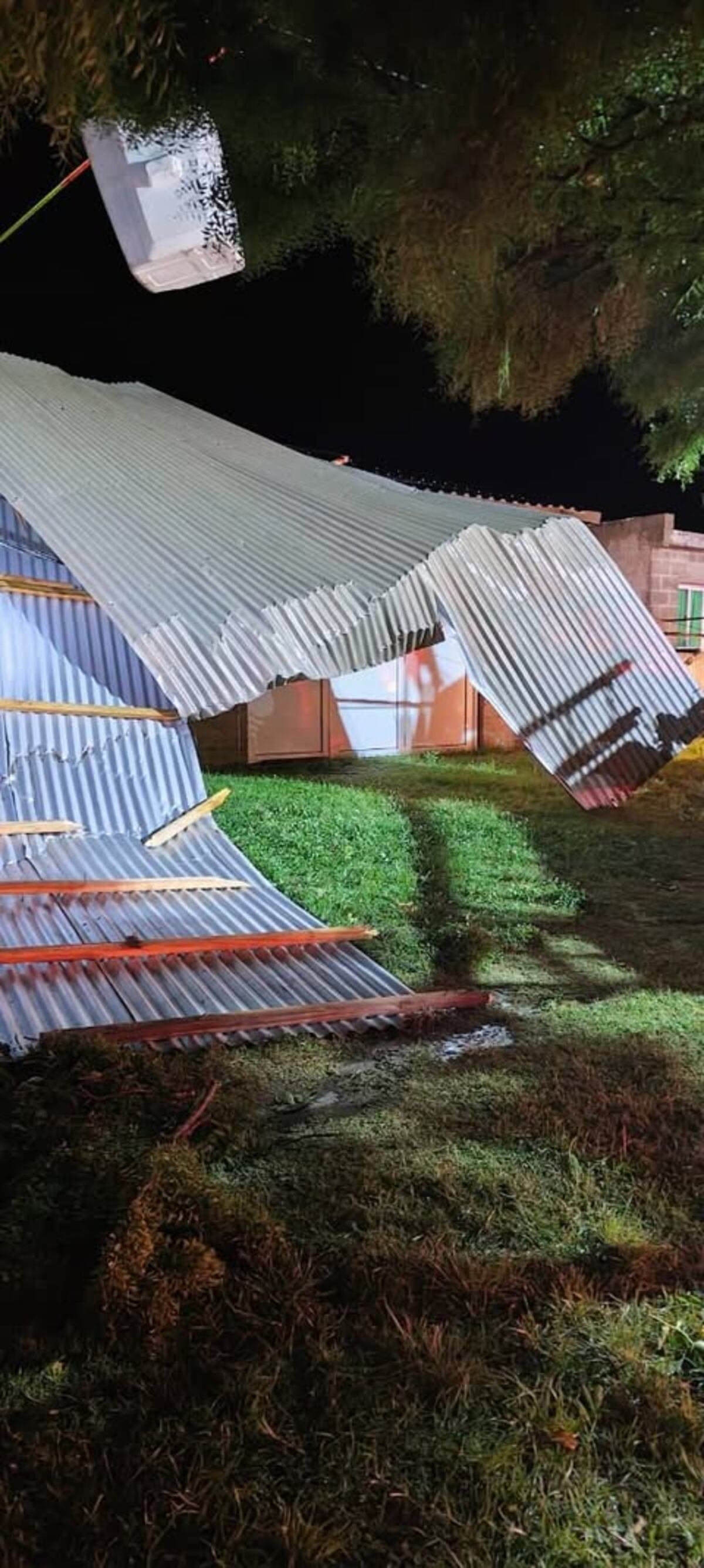 Tormenta en Córdoba. Fuertes ráfagas de viento causaron destrozos en Etruria. (Córdoba Interior Informa)