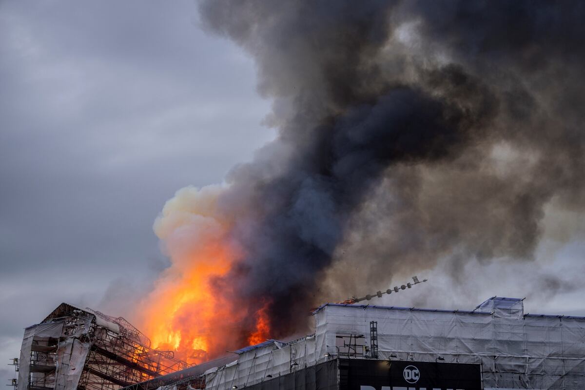 Dinamarca. Un incendio devasta el histórico edificio de la Bolsa de Copenhague (AP).