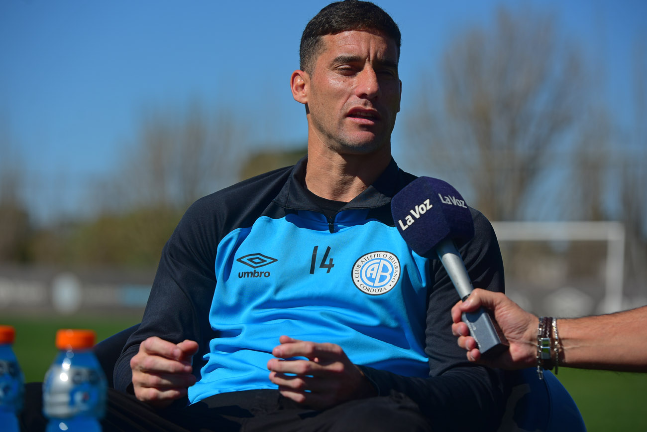 Leonardo Morales, defensor de Belgrano en el Podcast Mundo Pirata en el predio de Villa Esquiú, conducido por Pablo Ocampo. (Nicolás Bravo / La Voz).