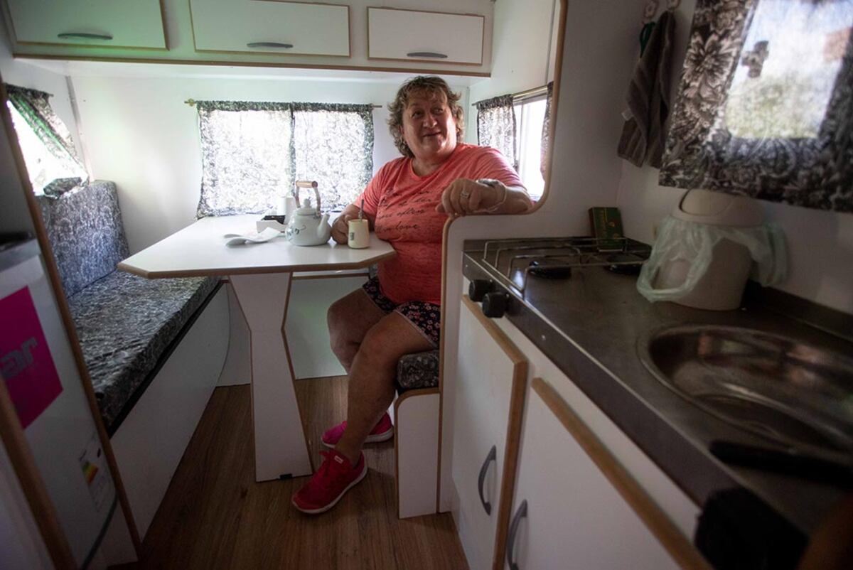 Sin edad para viajar. Adriana Brunetti, docente jubilada de 59 años, se apresta para recorrer el país en una casilla rodante. (La Voz)