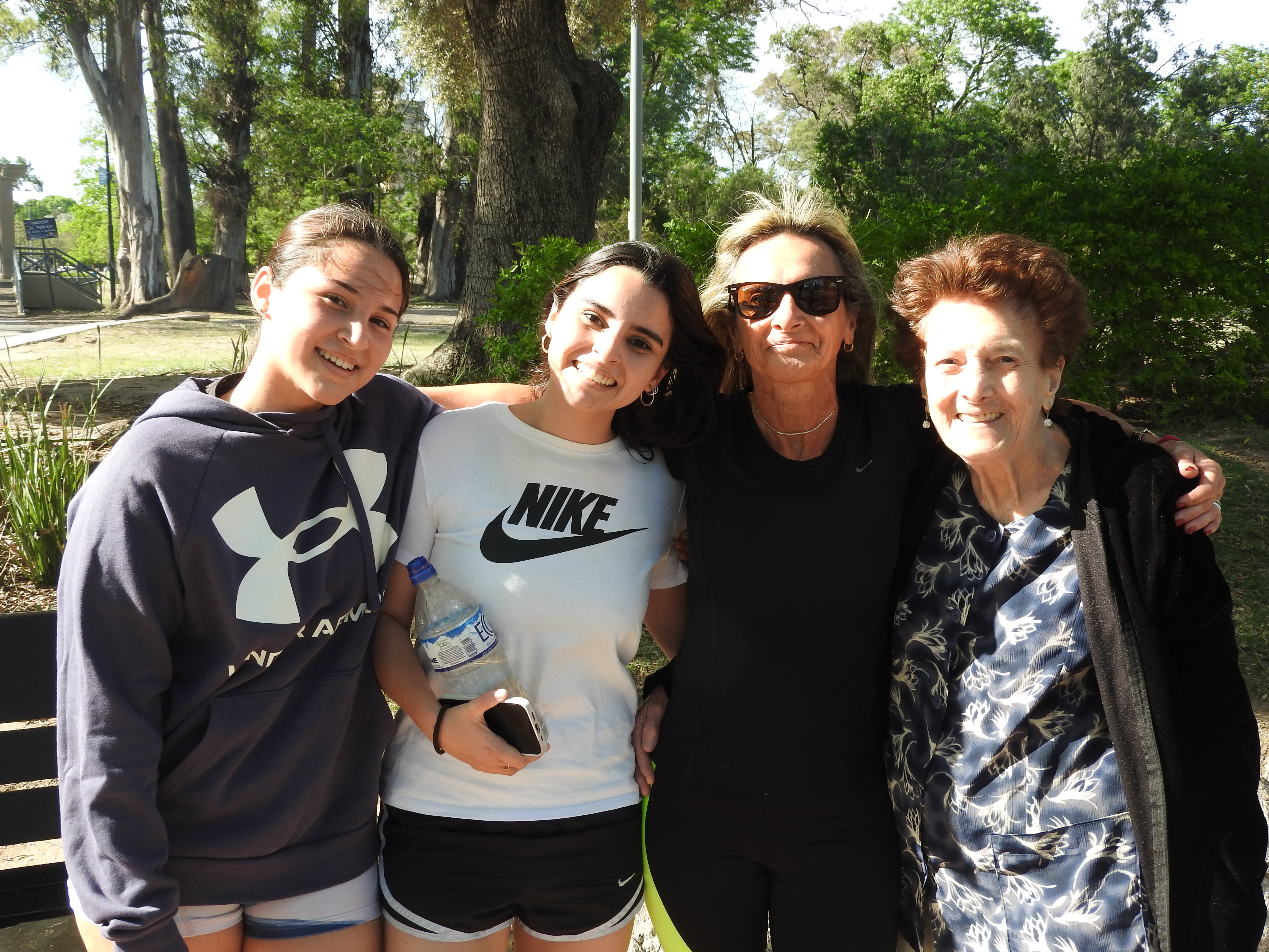 La familia de mujeres disfrutando del running