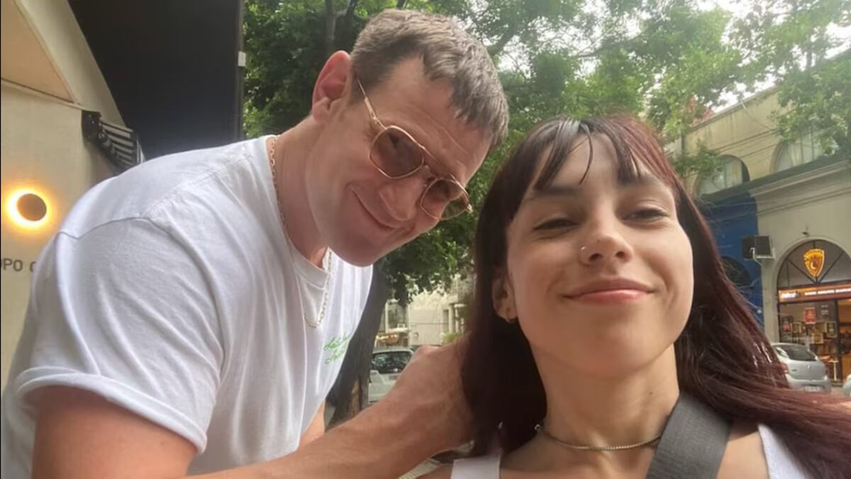 Matt Smith, de House of the Dragon, junto a una fan que lo vió paseando por Buenos Aires y le pidió una selfie. (Foto: X)