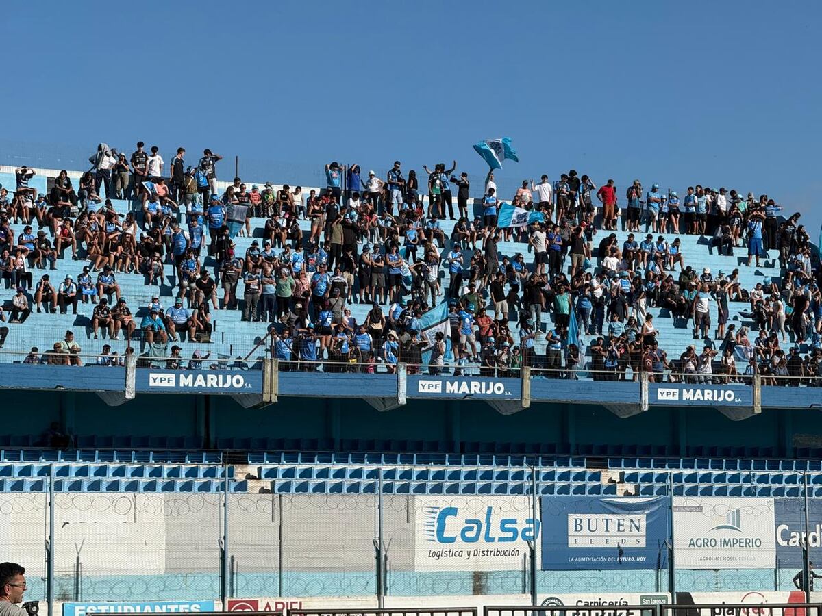 Estudiantes de Río Cuarto festejó su ascenso en el estadio Candini. (Tomy Fragueiro / La Voz)