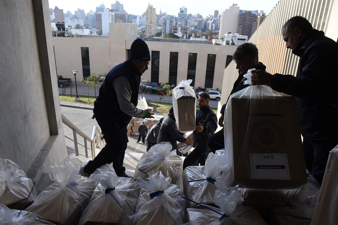 La Justicia Electoral repartió las urnas para las elecciones del domingo en la provincia. (Ramiro Pereyra / La Voz)