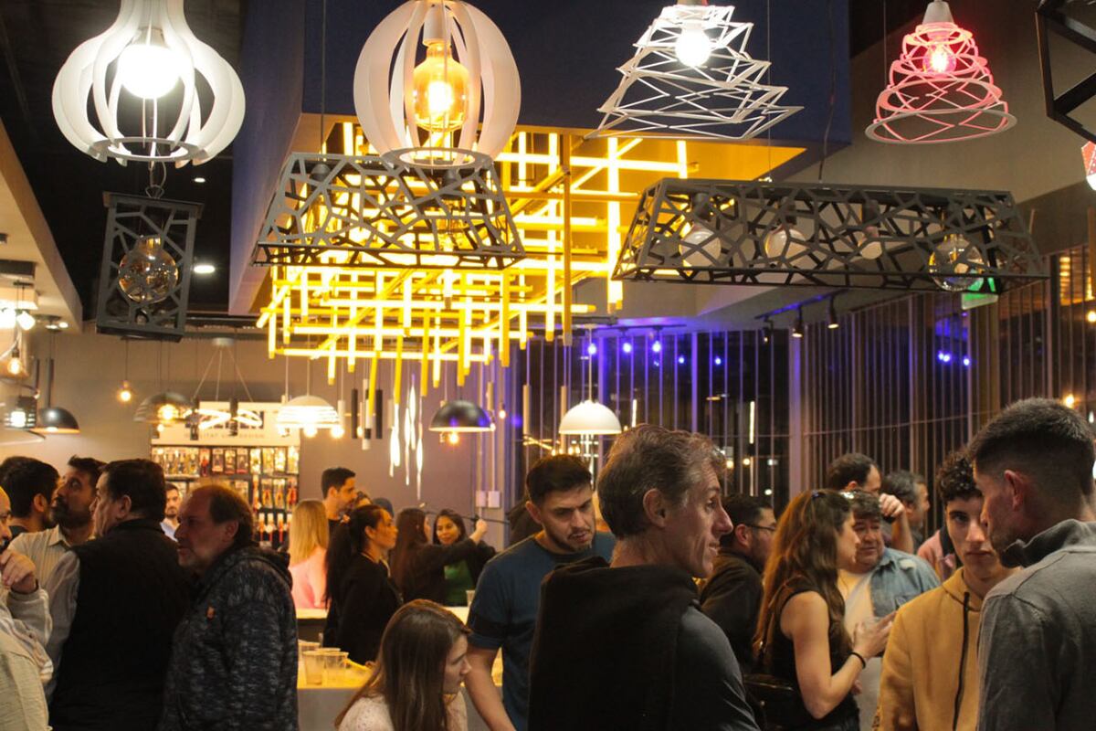 El nuevo y espacioso local brinda un ambiente cómodo para explorar la amplia gama de artículos de electricidad e iluminación.
