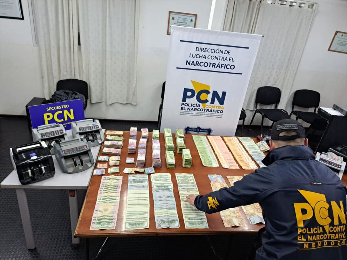 Dinero secuestrado a los joyeros detenidos junto al comisario Dino Rossignoli. (Ministerio de Seguridad)
