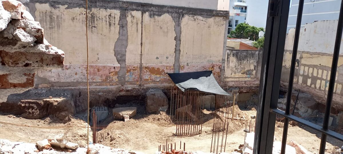 El derrumbe paralizó la obra en construcción.