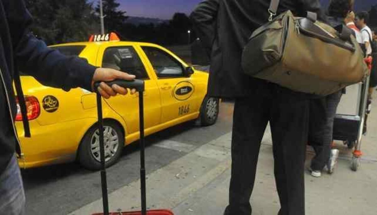 Aeropuerto. Sube la tarifa de taxis (La Voz/Archivo).