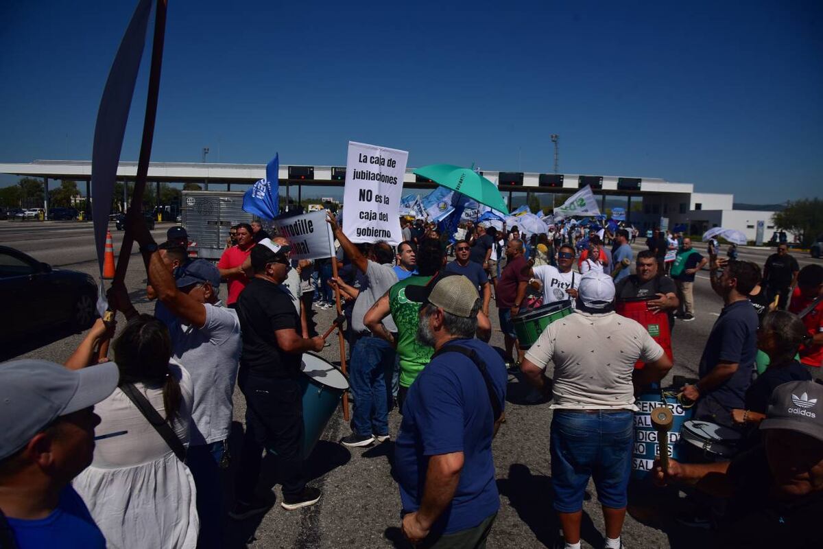 Protesta de gremios estatales en el peaje Córdoba-Carlos Paz este lunes 12 de enero. (Pedro Castillo / La Voz)