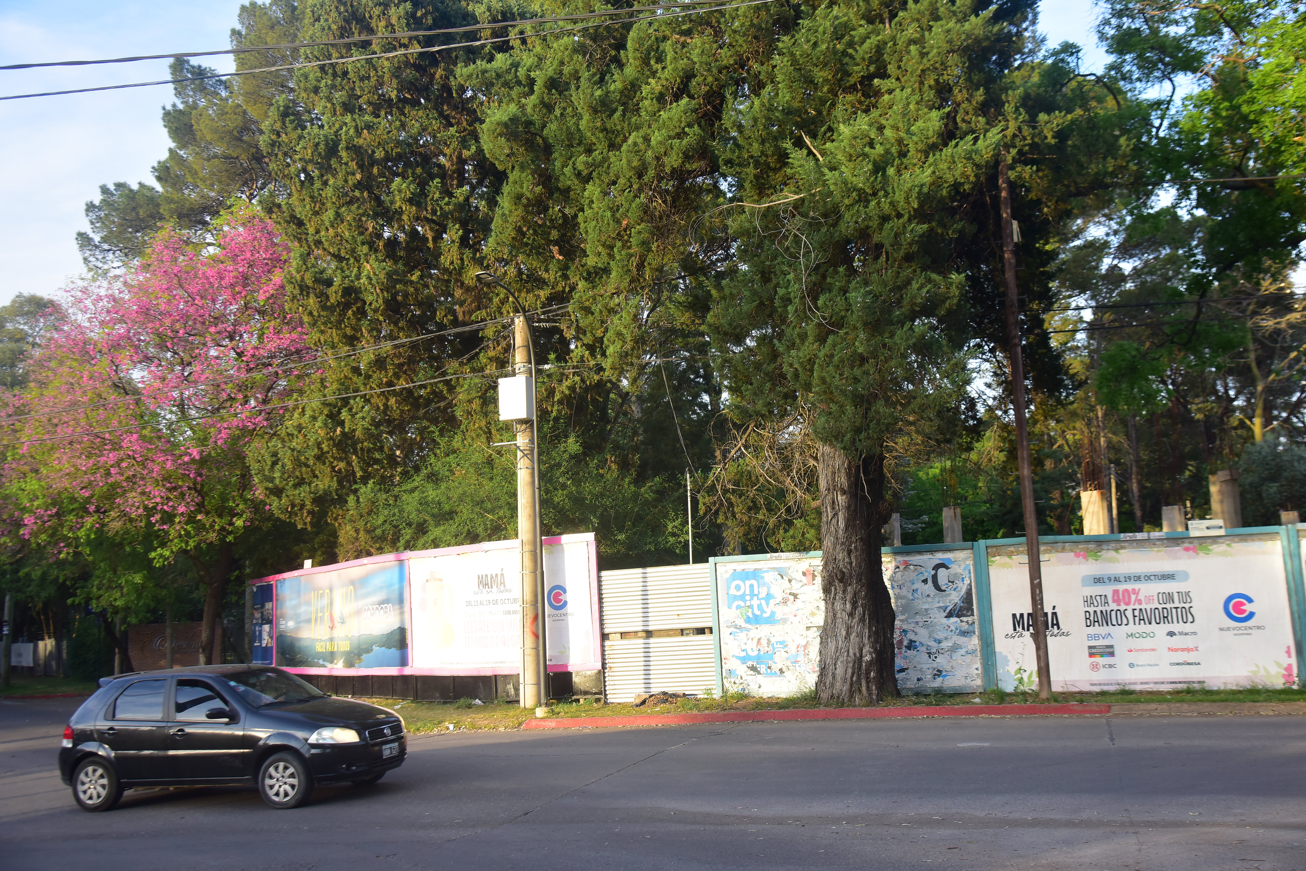 Un grupo de vecinos de barrio Jardín Espinosa en zona sur de la ciudad se quejan de un amparo que no les permite vender sus casas por una prohibición de demoler o construir. (Javier Ferreyra / La Voz)