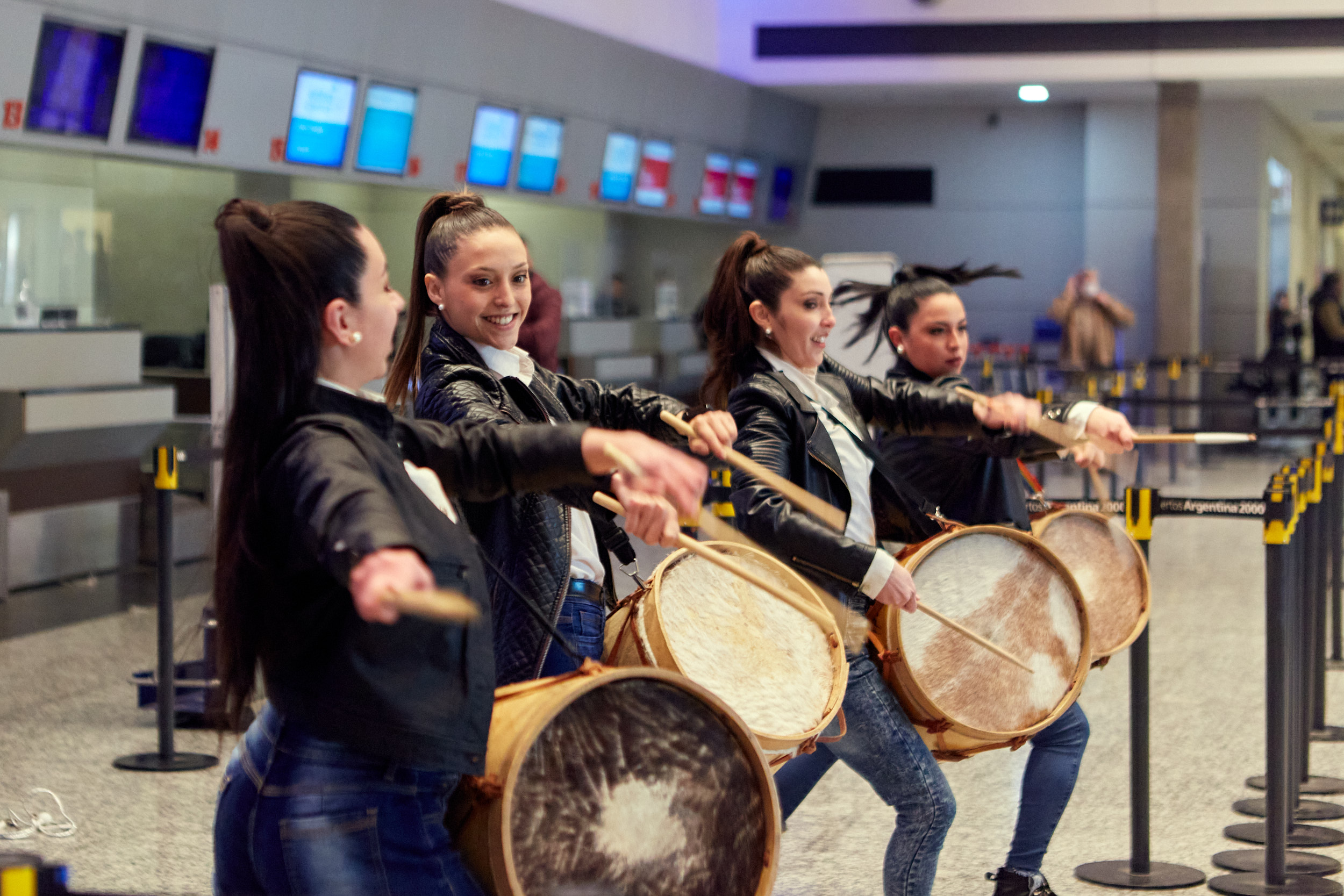 Turistas sorprendidos: Las Heras los recibió con un flashmob en el aeropuerto
