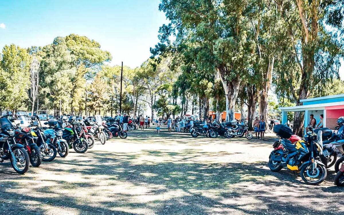 Escapadas de verano: el pueblo santafesino que tiene la pileta más grande de la Argentina