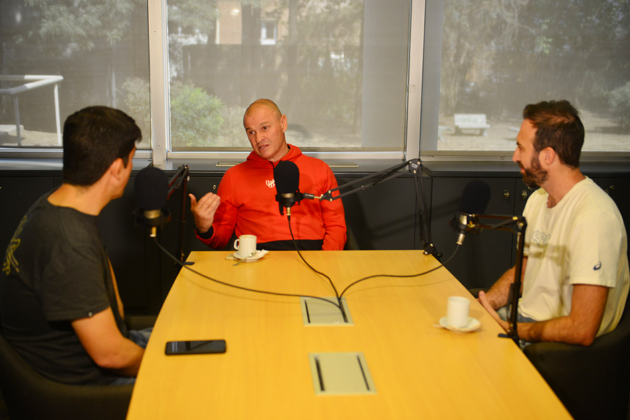 Daniel Primo en la grabación del podcast Mundo Gloria con los periodistas Agustín Caretó y Hernán Laurino. (Nicolás Bravo / La Voz)