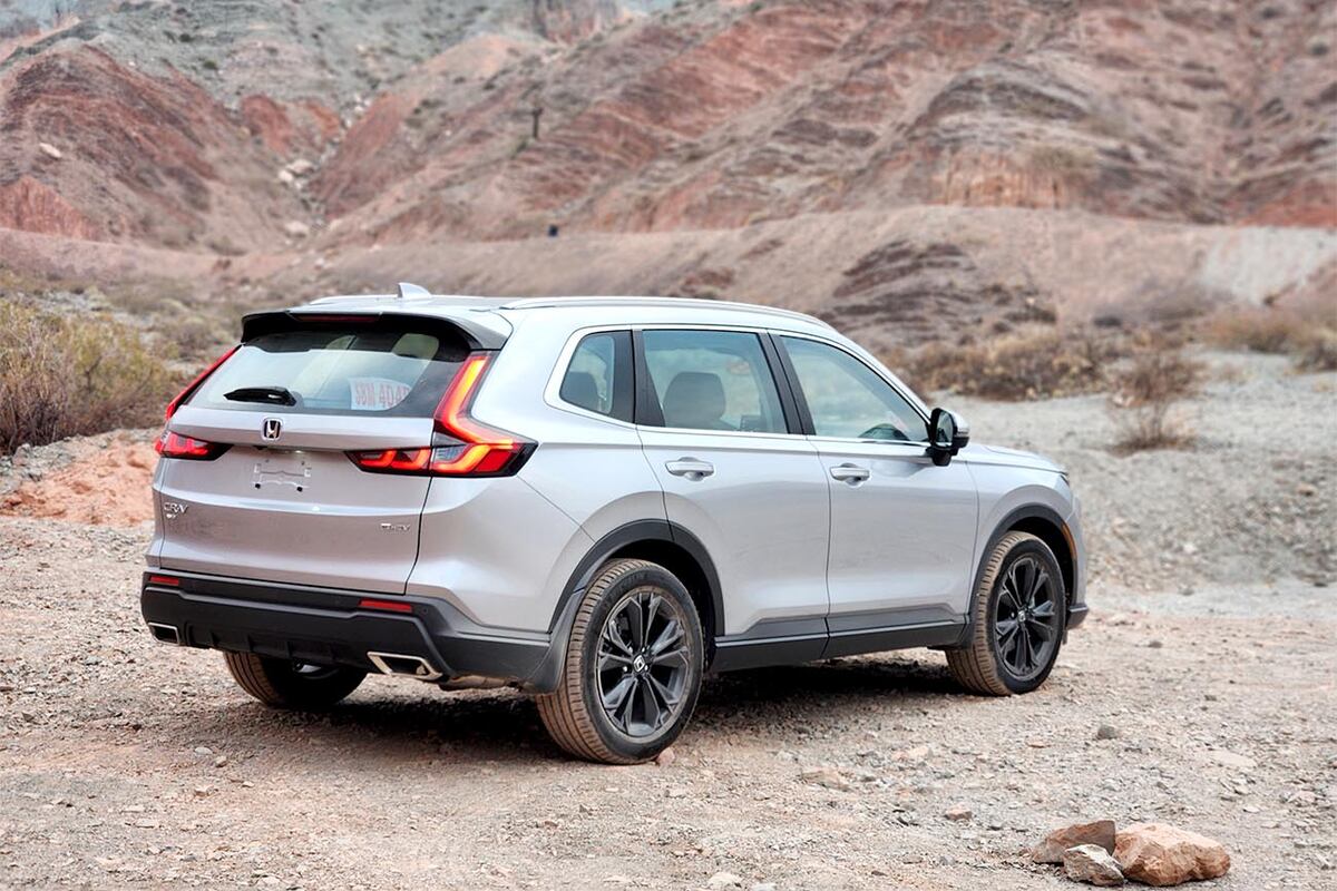 El Honda CRV cuenta con sistema multimedia con pantalla táctil de 9″ compatible con Apple CarPlay y Google Android Auto, cargador inalámbrico, 10 airbags, climatizador automático bizona, techo solar corredizo eléctrico, equipo de audio Bose de ocho parlantes y llantas de aleación de 19” con terminación diamantada.