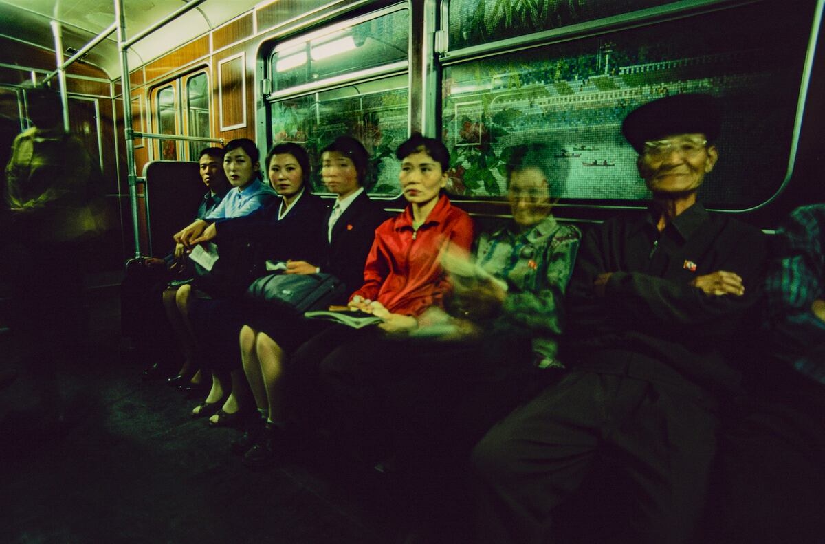 Corea del Norte, pasajeros en el metro, foto de Pablo Sigismondi