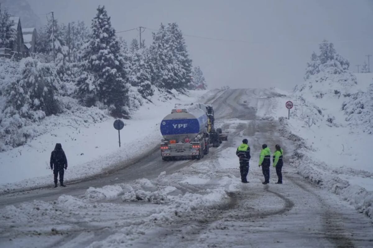 Nevada intensa paralizó Bariloche: alerta naranja, clases suspendidas y precaución extrema en rutas. (Gentileza)