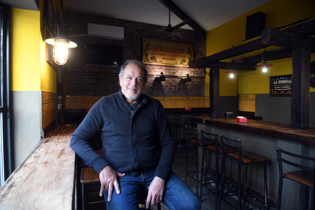 Miguel Costanzo, dueño de La Vieja Esquina. El local cumple 40 años. (Ramiro Pereyra / La Voz)