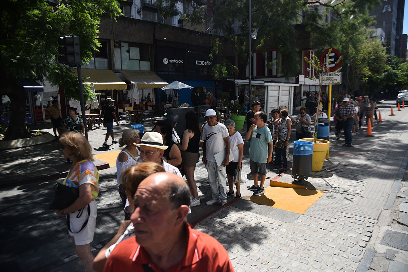 Se cayó el sistema del Banco de Santiago del Estero en calle Alvear. Largas colas de jubilados. (Pedro Castillo / la Voz)