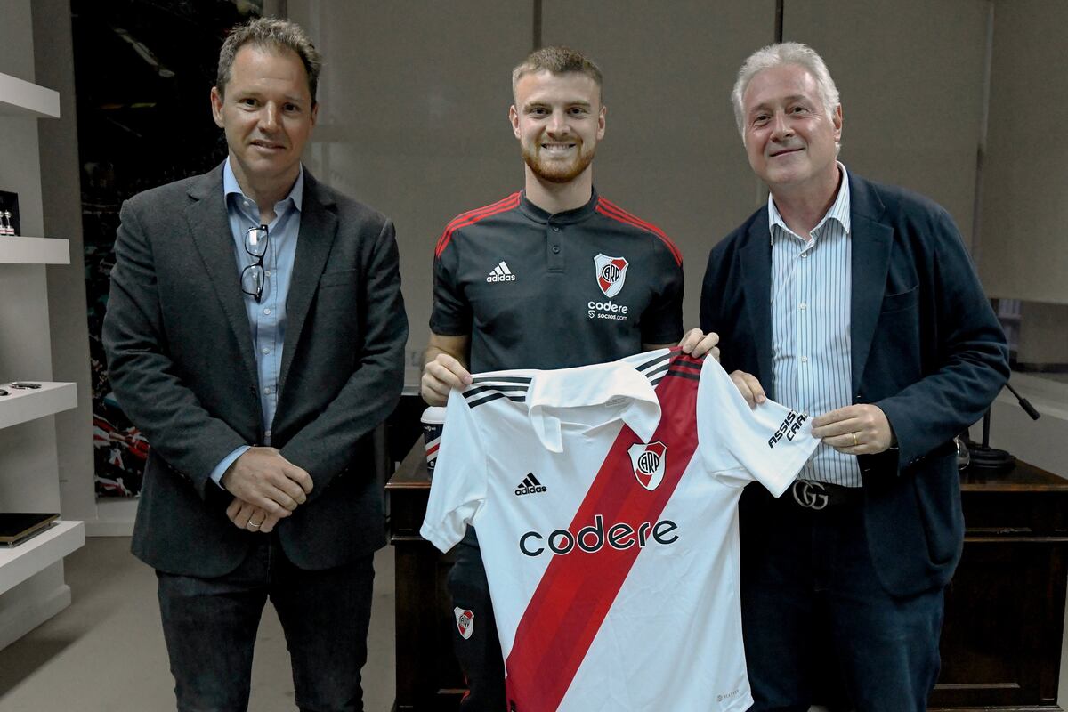 El cordobés Lucas Beltrán cuando extendió su contrato con River hasta 2025. (Prensa River)