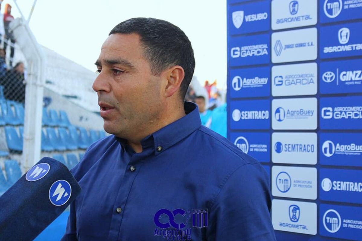 Sebastián "Sapo" Montivero, el DT que logró el histórico ascenso. (Facebook Argentino Crece).
