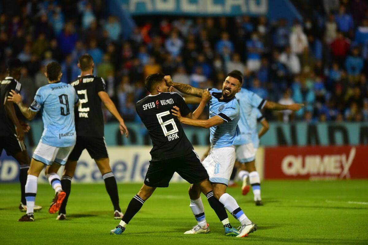 Belgrano y Riestra, en un partido de mucha "lucha" en el Gigante de Alberdi. (Facundo Luque / La Voz).