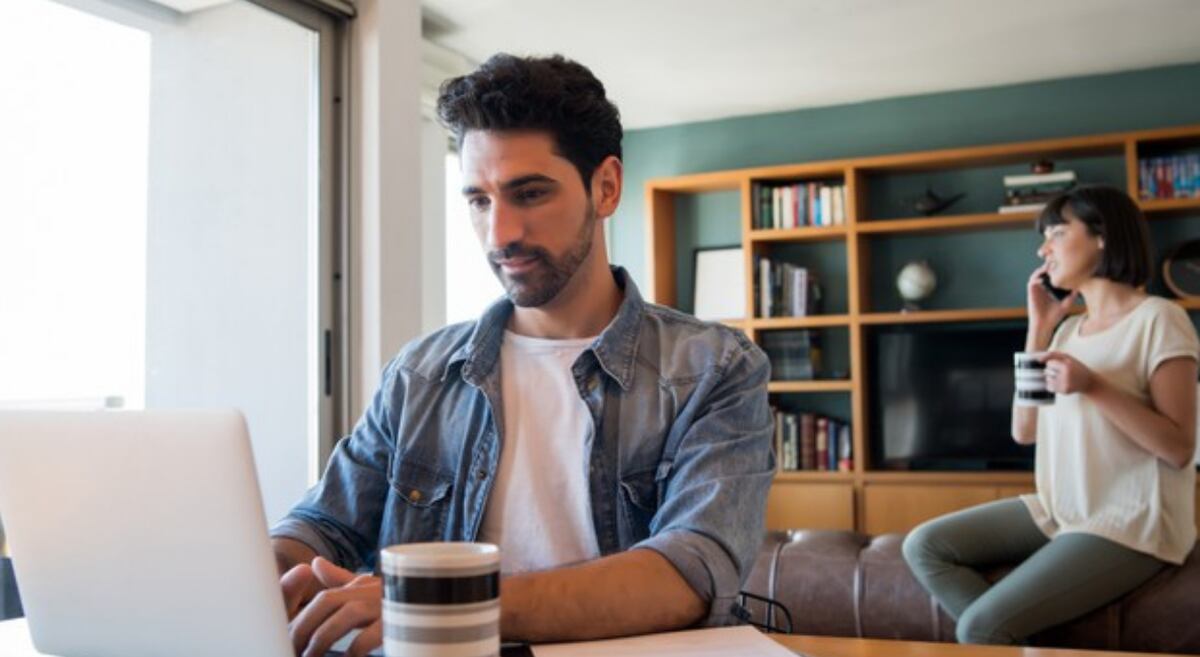 Una computadora permite que tenga todo su trabajo en un solo lugar y que también pueda relajarse viendo películas, videos de youtube o en redes sociales. (Foto: Freepik)