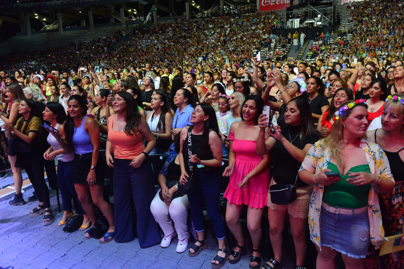 Las fans de Luciano Pereyra disfrutaron las versiones cuarteteras. (Nicolás Bravo / La Voz)