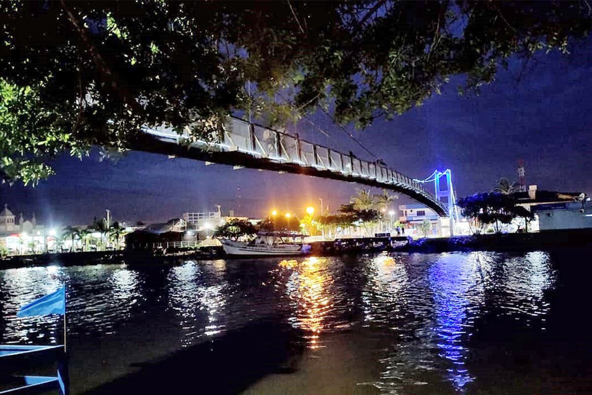 PUENTE COLGANTE. Divide dos estados y es uno de los mejores lugares para observar el amanecer o el atardecer. Está próximo al polo gastronómico de la ciudad.