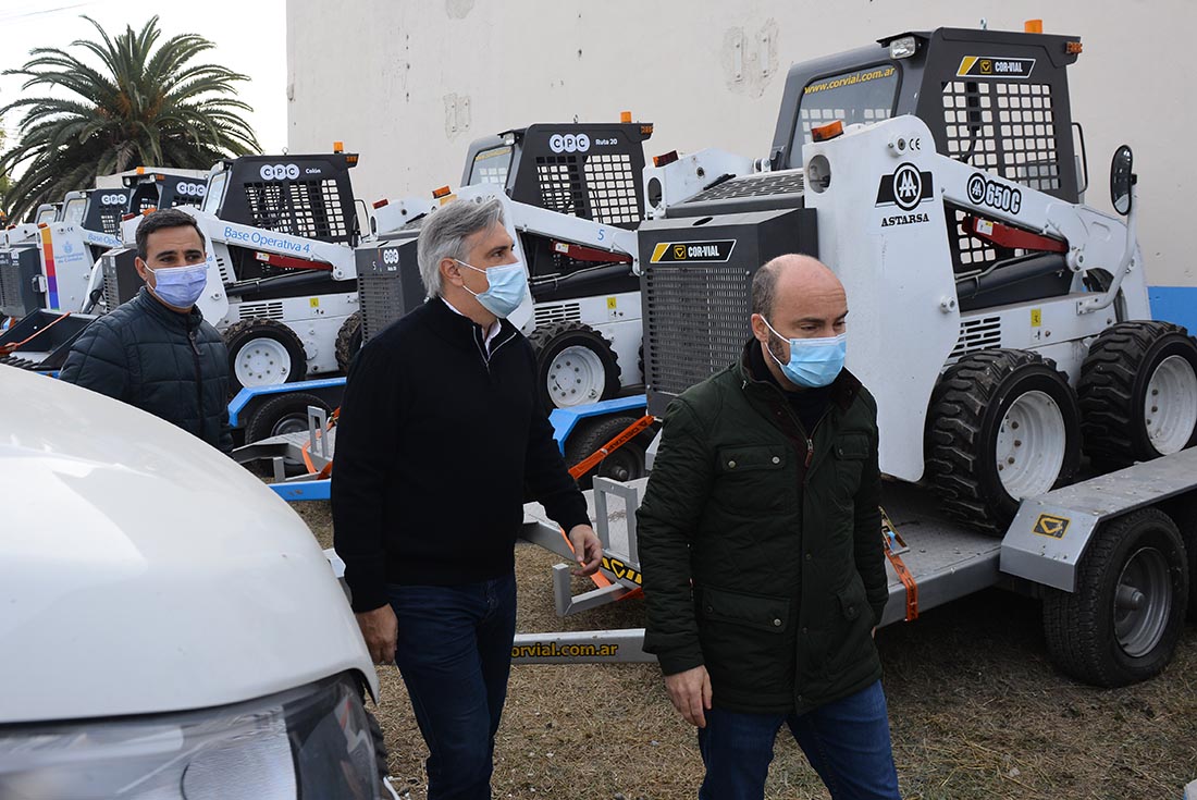 El intendente Martín Llaryora junto a Viola, en uno de los CPC de Córdoba. (José Gabriel Hernández)