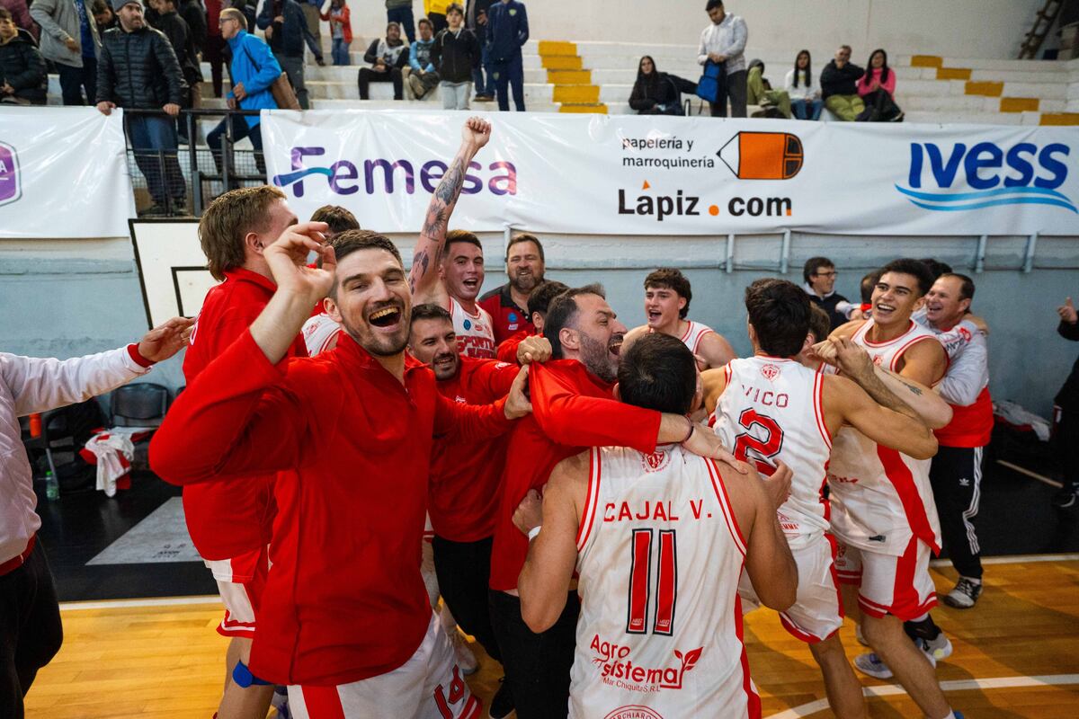 Andrés Poi, en el fondo de los festejos de Sportivo Suardi, que será rival de Atenas en la final de la Conferencia Norte de la Liga Argentina. (@CSSbasquet)