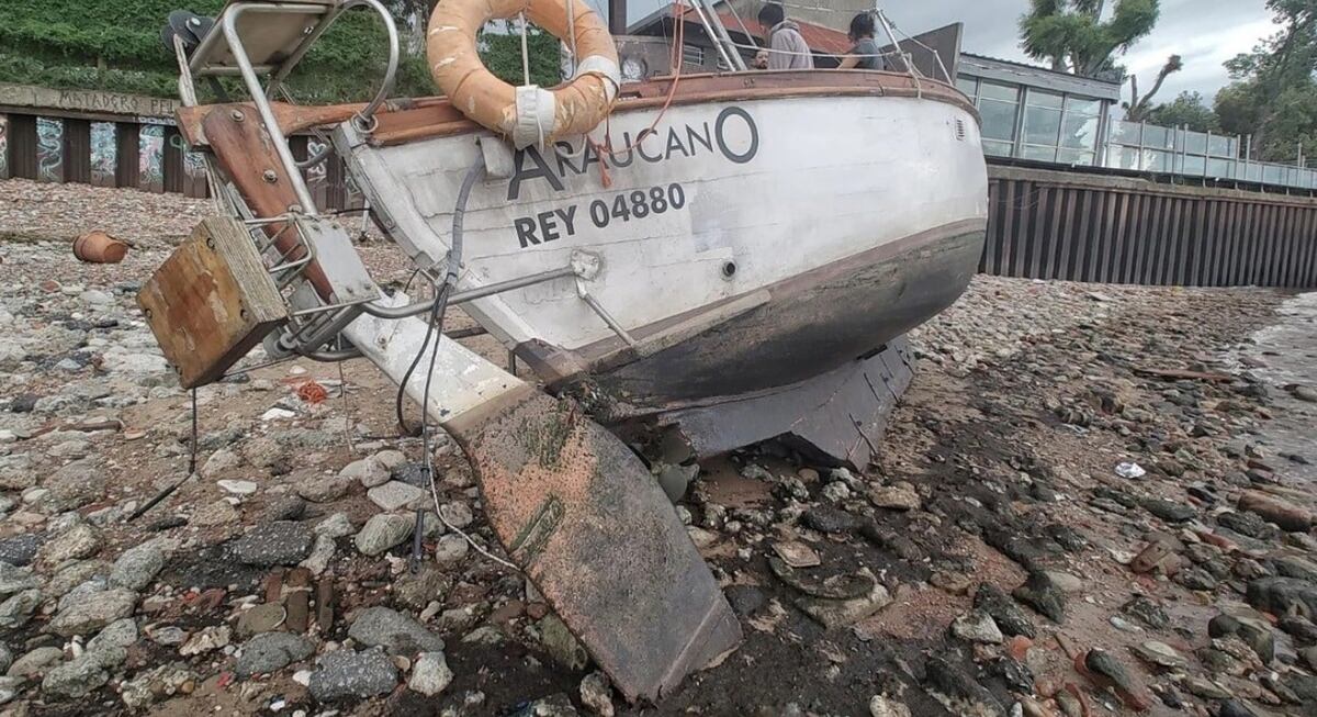 El Araucano, el velero que se usó en El Eternauta, quedó destruído en la costa (El Litoral / Gentileza Gente de Río)