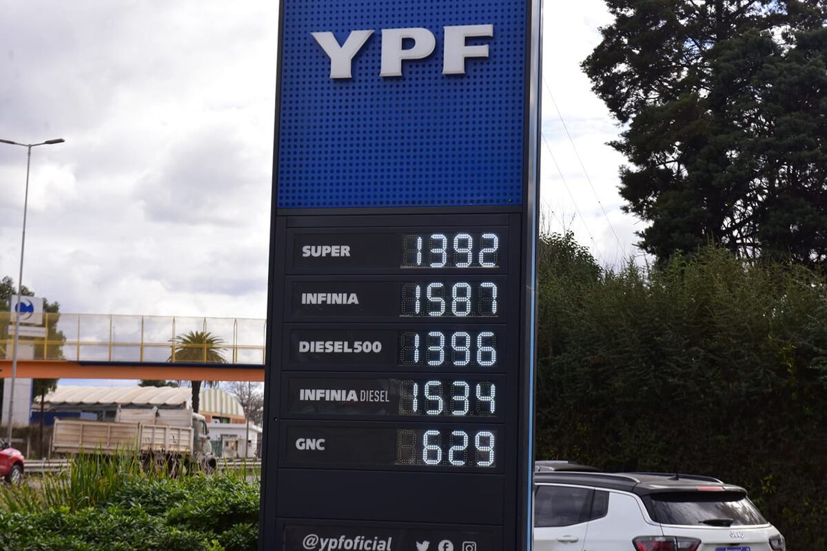 Nuevo aumento de combustibles en YPF. (José Gabriel Hernández / La Voz)