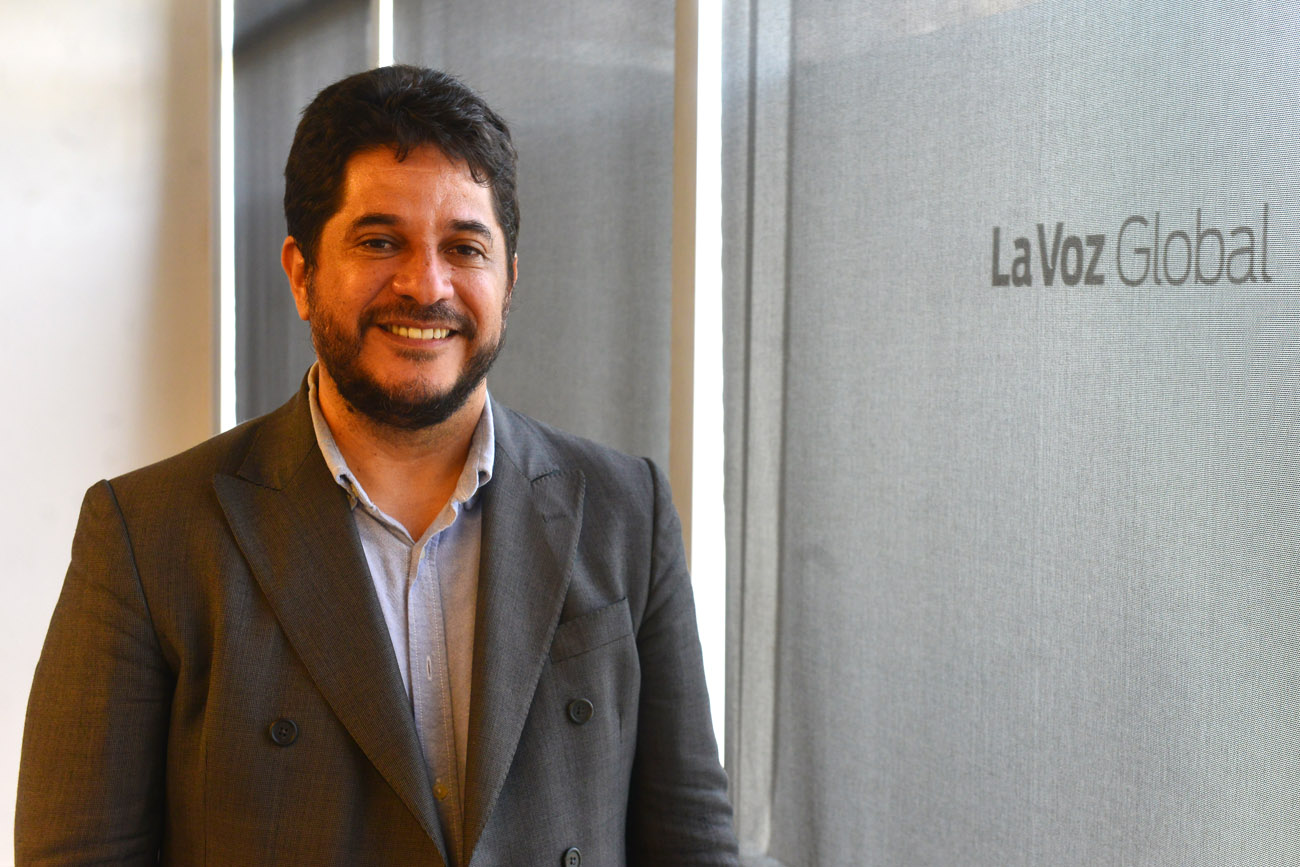 Héctor Farina Ojeda, periodista de México, en la redacción de La Voz del Interior. (Nicolás Bravo / La Voz)