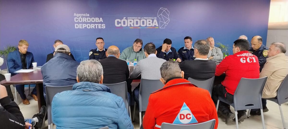 Todos los detalles del operativo de seguridad de Talleres-Instituto. El titular del Cosedepro, Marcelo Frossasco, confirmó que serán 1.100 personas las que estarán afectadas a la seguridad del clásico. En la mesa, estuvieron autoridades policiales, de ambos clubes y Guillermo Piña, a cargo de los controles de Utedyc. (Prensa Cosedepro)