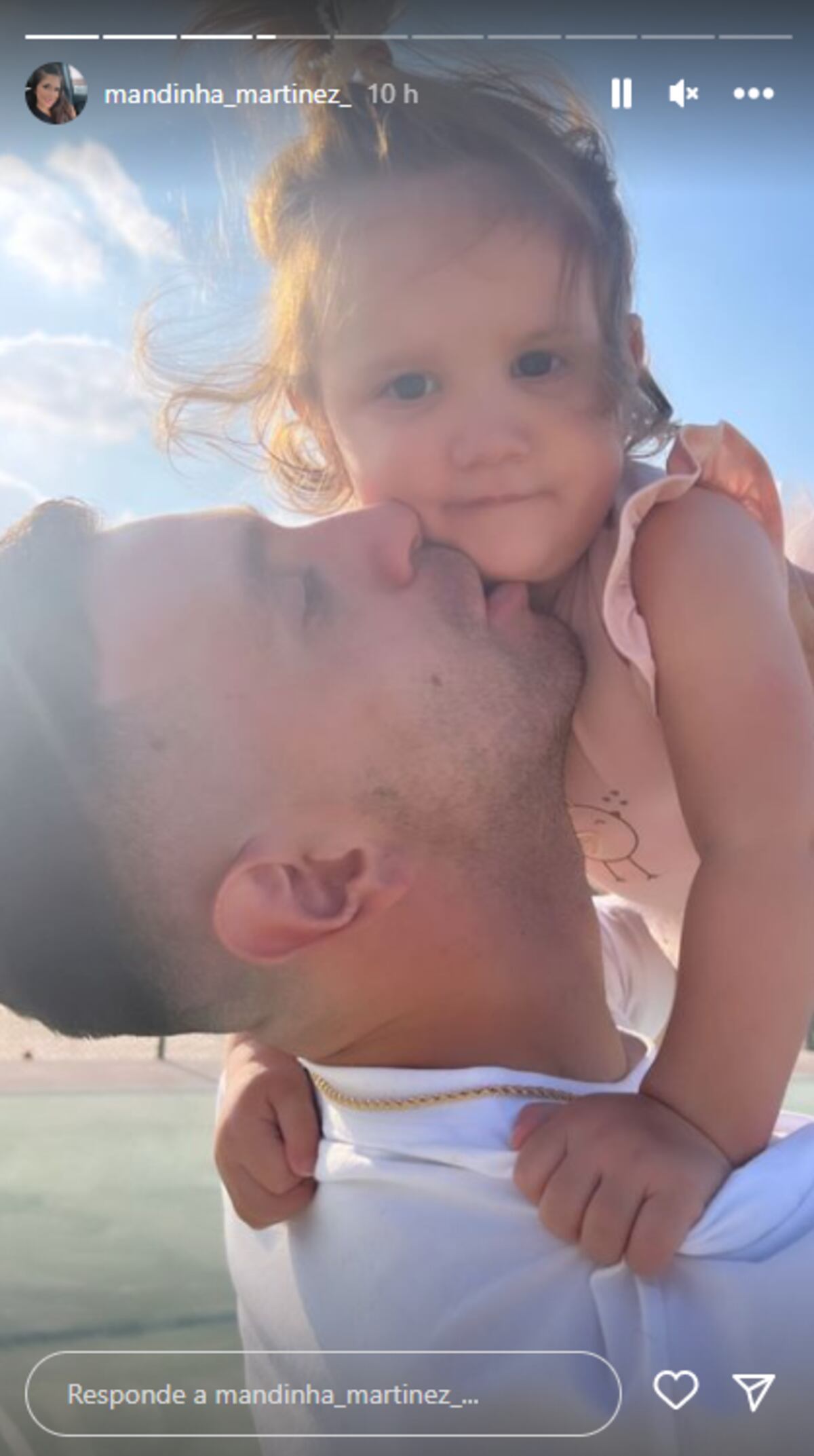 Mandinha mostró cómo el Dibu se relaja en familia antes de Argentina-Croacia. (Captura Instagram @mandinha_martinez_)