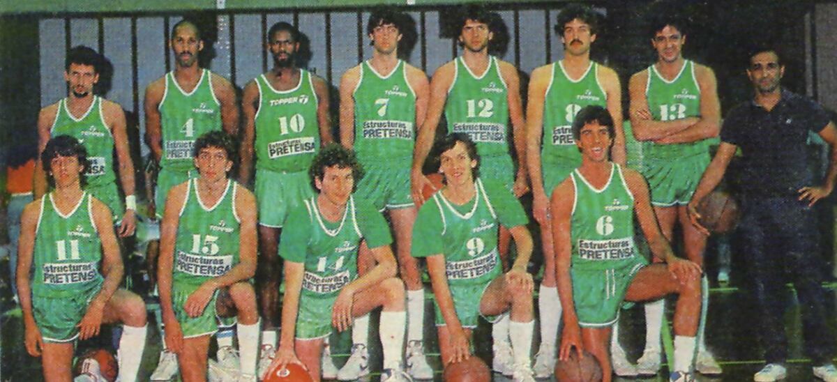 El plantel de Atenas que se consagró por primera vez en la Liga Nacional. En 1987 superó en la serie a Ferro. (LNB / Archivo)