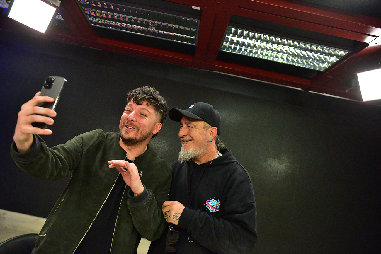 Damián Córdoba y el Mono de Kapanga se encontraron en el estudio de la Voz del Interior. (José Gabriel Hernández / La Voz)