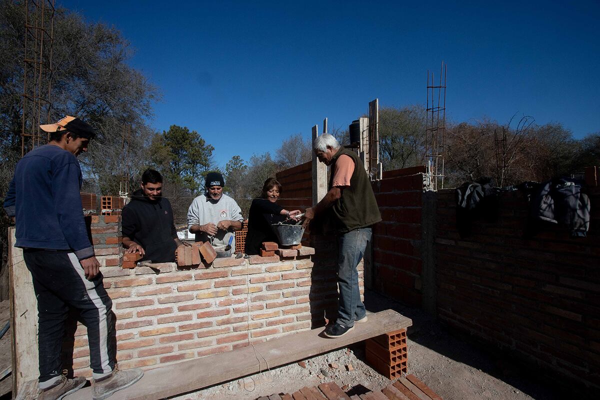 Los Reartes. A Alicia se le quemó la casa, y los vecinos le ayudan a construir una nueva. Se suman manos. (La Voz)