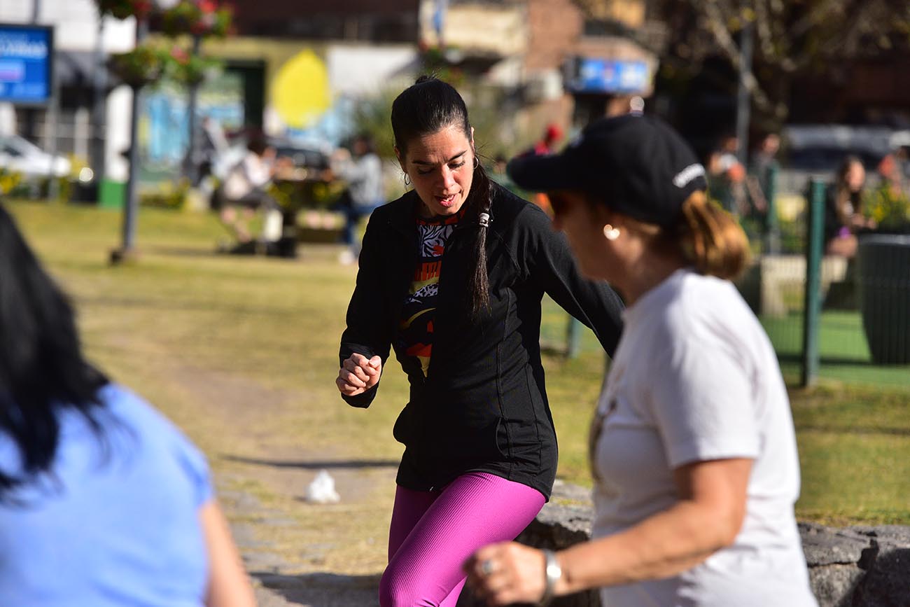 Héroes y heroínas / "Las de la Plaza", es el nombre del grupo de personas que baila en la Plaza de la Intendencia en Córdoba, con la conducción de Natalia Vilatta, profesora de danza. (José Gabriel Hernández / La Voz)