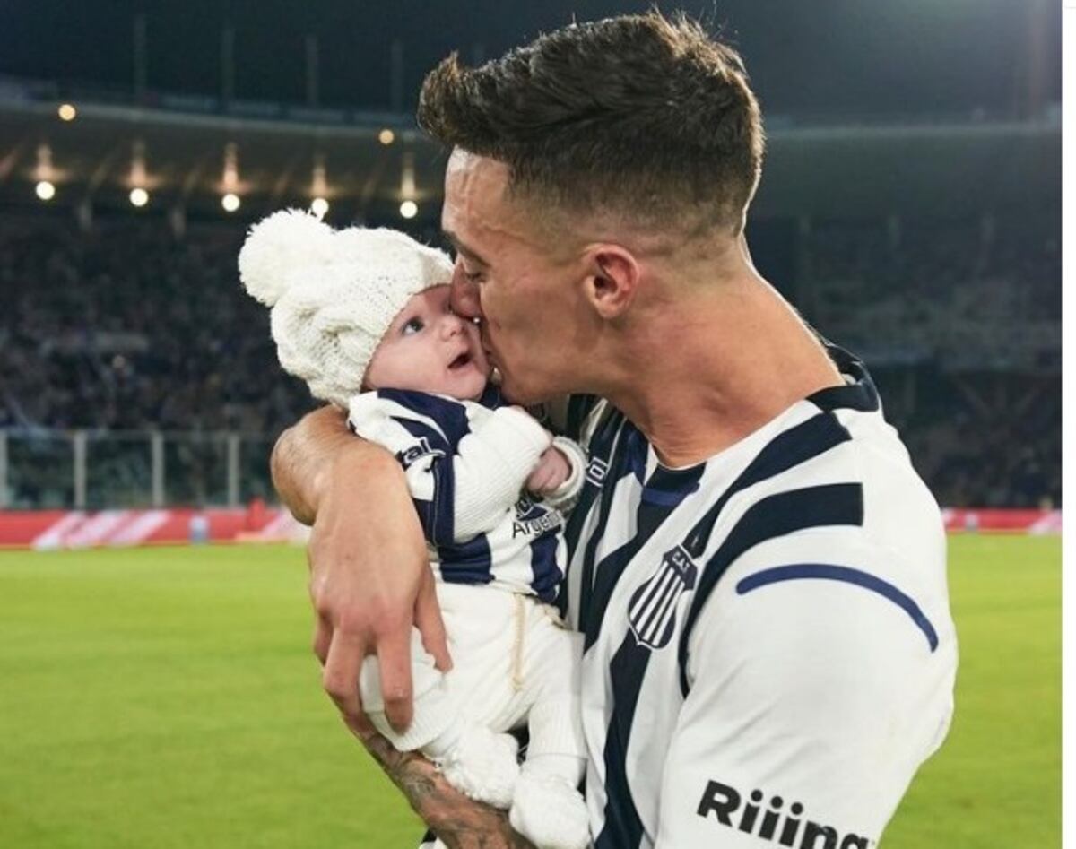Lucas Suárez tuvo el festejo más especial. Después de consumarse el 2-1 de Talleres sobre el líder River, besó a su hijita Alma en el campo del juego del Kempes. (Instagram: @lucassuarezzz)