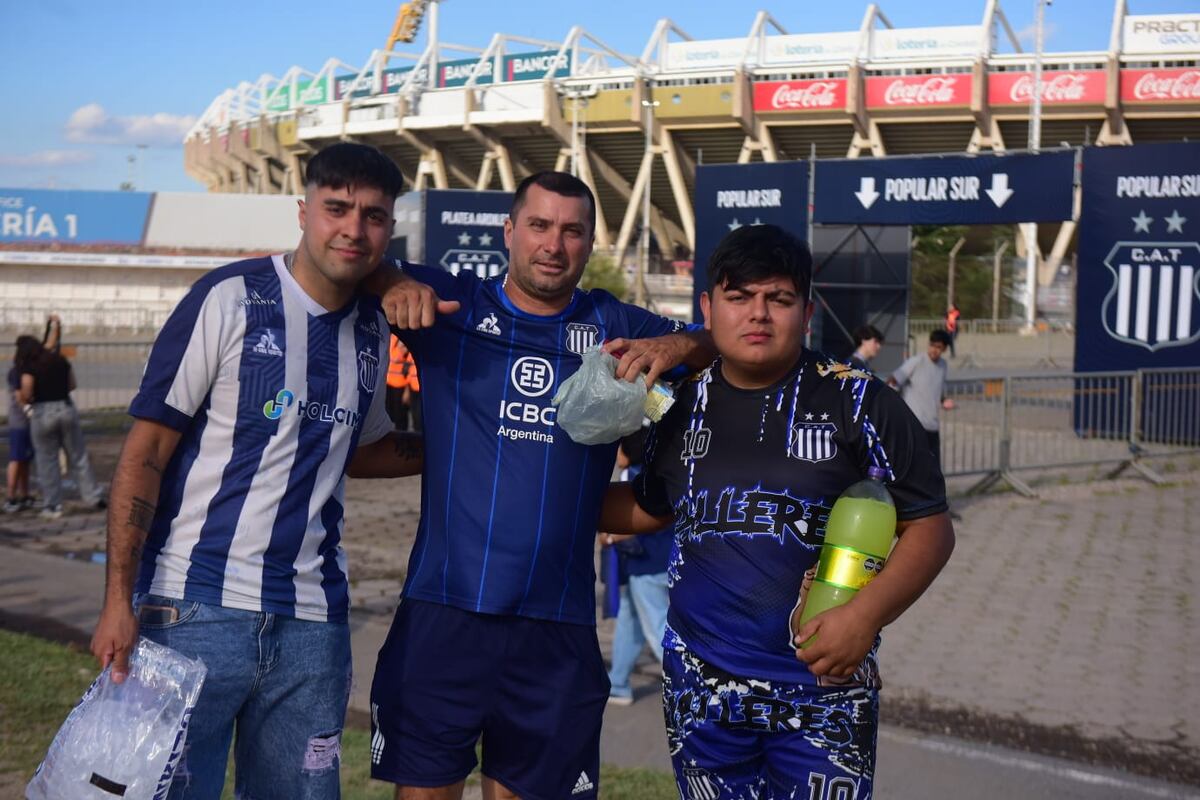 Talleres y sus hinchas en la previa del partido ante Gimnasia de Mendoza, por la fecha 5 del Torneo Apertura. (Nicolás Bravo / La Voz).