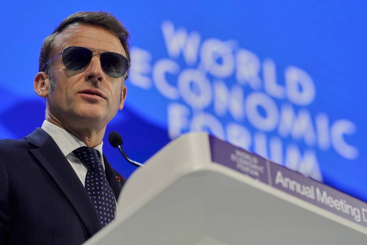El presidente francés, Emmanuel Macron, asistió con unos llamativos lentes a la reunión anual del Foro Económico Mundial en Davos, Suiza. (AP / Markus Schreiber)